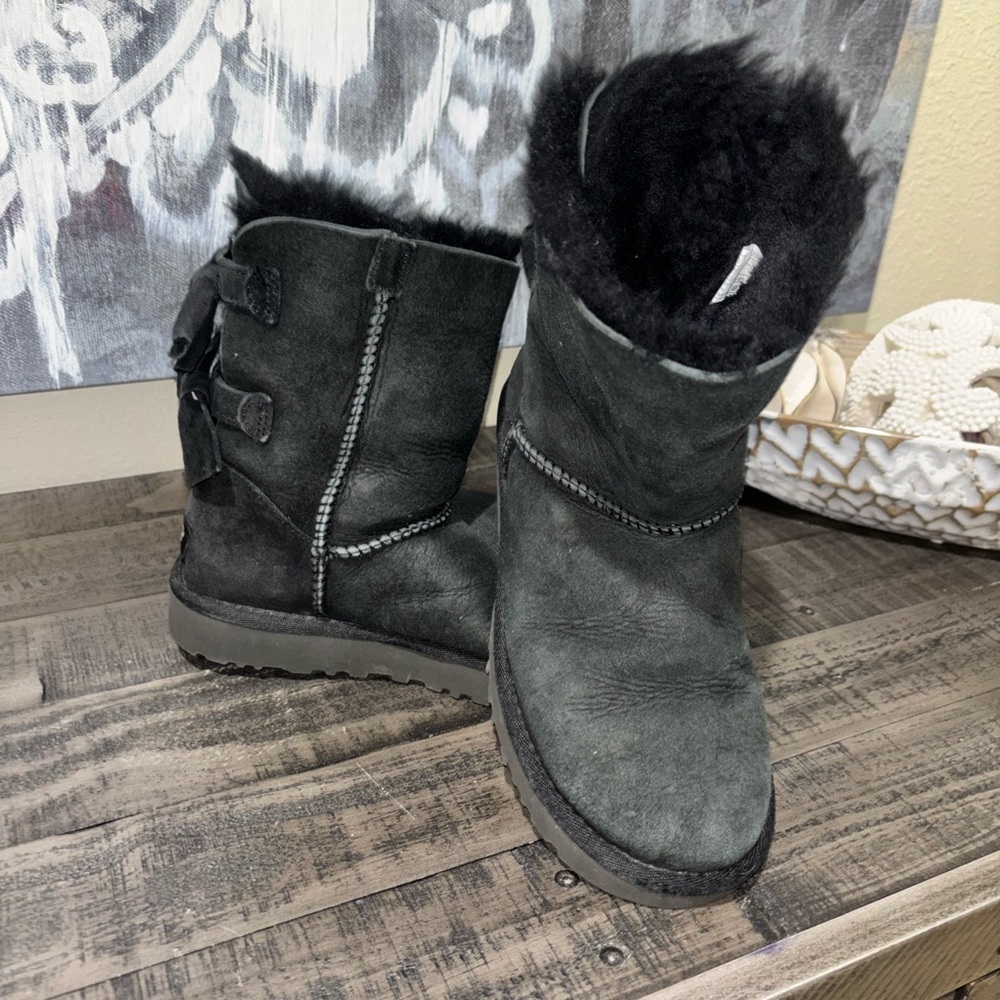 UGG Women's Bailey Bow II boots SZ 5 - Picture 4 of 6